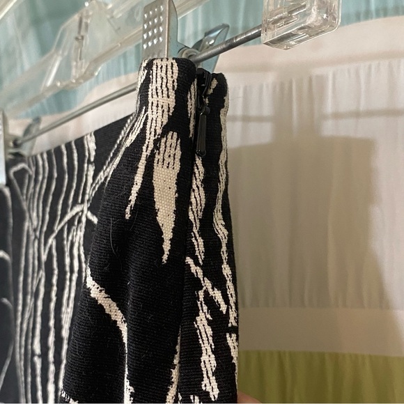 Talbots Bamboo Leaf Skirt Revers Black & White Print Sz 2P - Picture 3 of 6